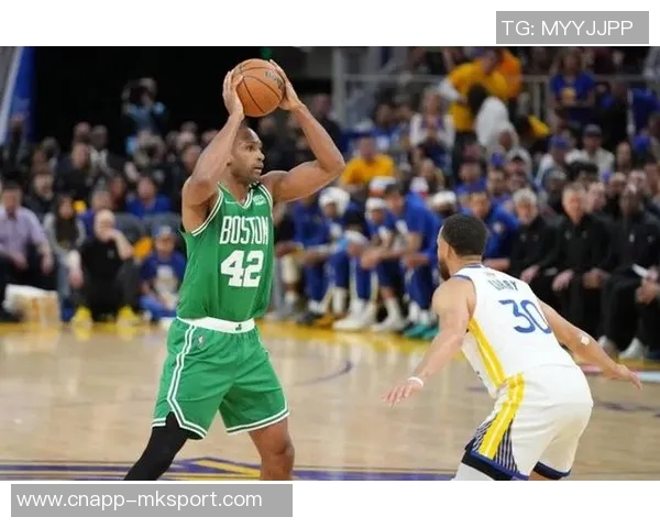 霍福德融入勇士文化全力以赴展现团队协作精神 霍福德融入勇士文化全力以赴展现团队协作精神