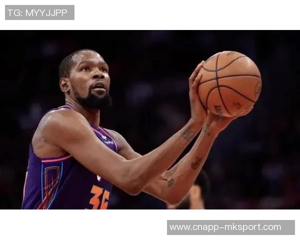 杜兰特赞詹姆斯三分后仰跳投稳定性提升展现出不断进步的实力